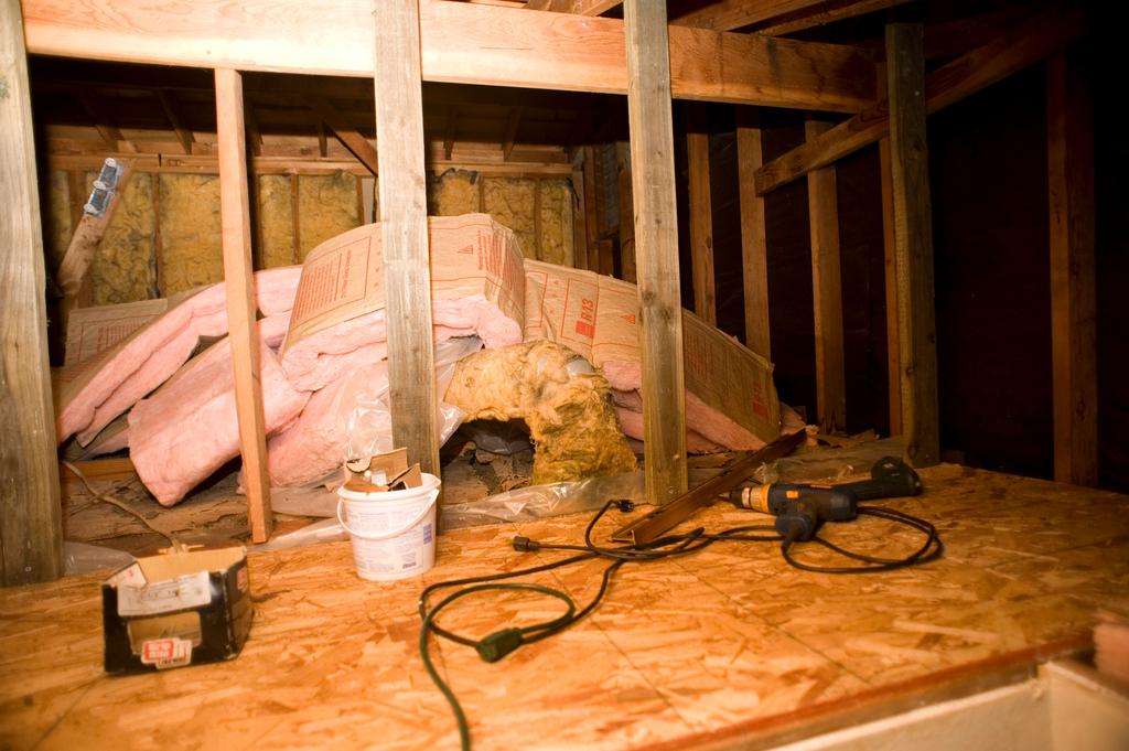 Skylight attic recess insulation
