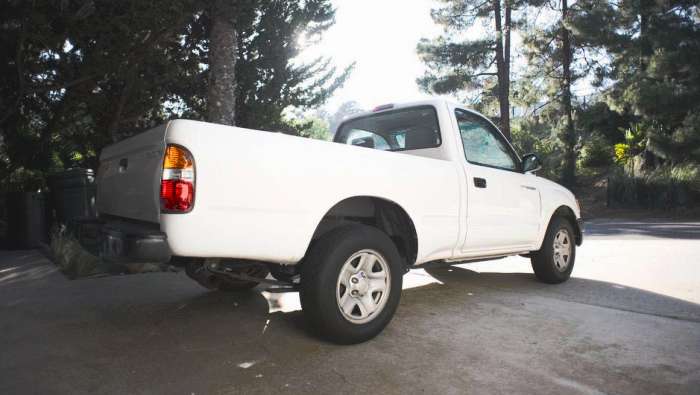 Toyota Tacoma 2001 base white truck