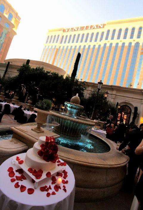 Wedding cake Las Vegas Venetian fountain