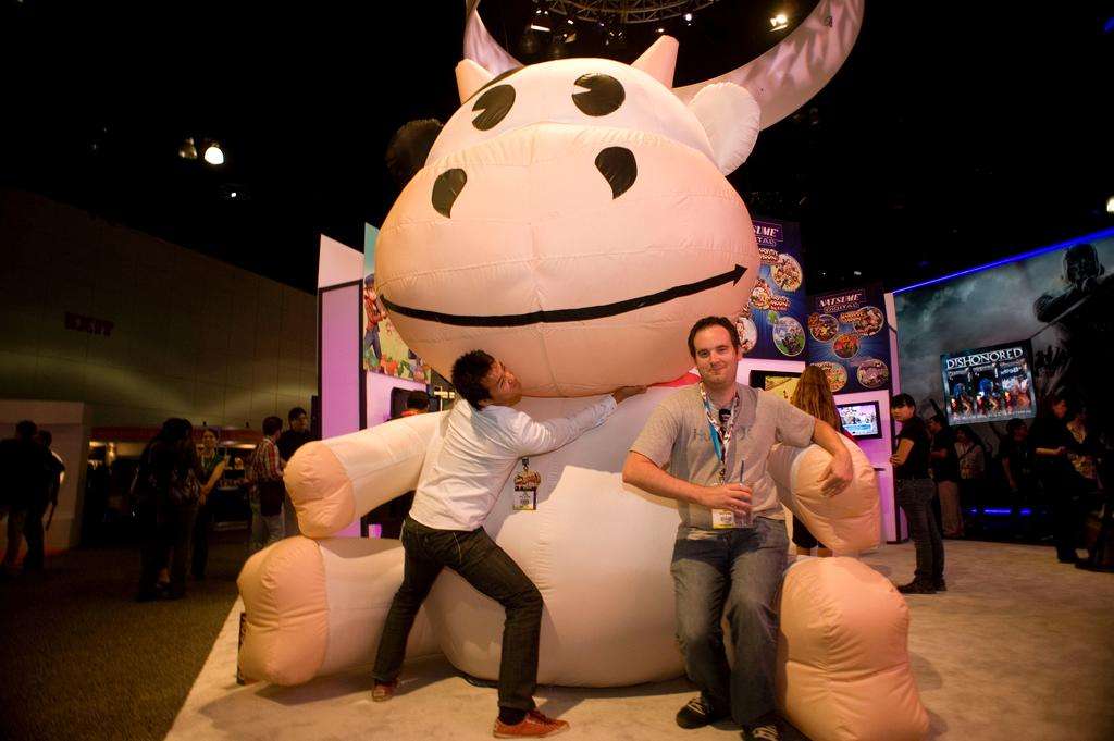 E3 2012 inflatable cow