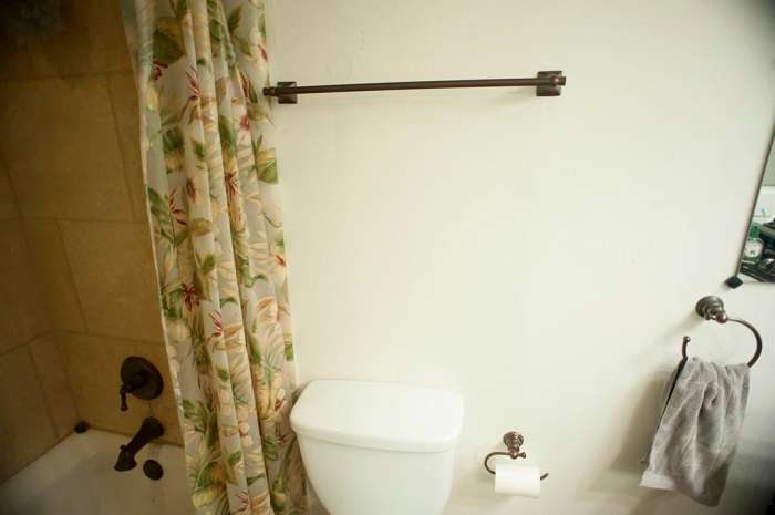 Jado 020 towel bar mounted on drywall bronze