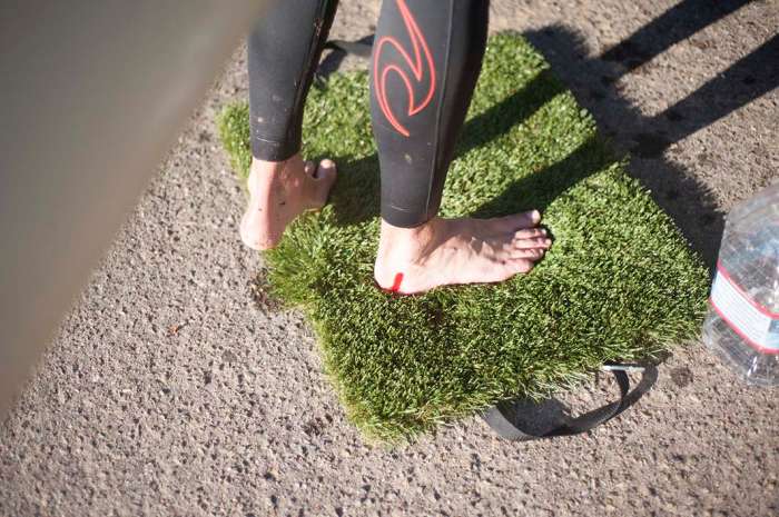 Surf changing mat grass bleeding heel fin