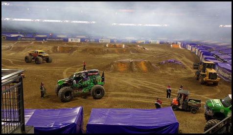 Monster Jam Petco Park 2016 Gravedigger unflipped