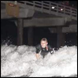 thumbnail Night surf Scripps Pier San Diego flash