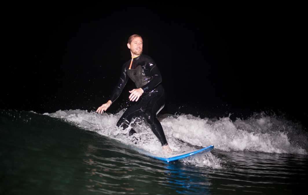 Night surfing flash ride