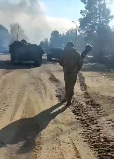Ukraine soldier javelin Russian convoy video