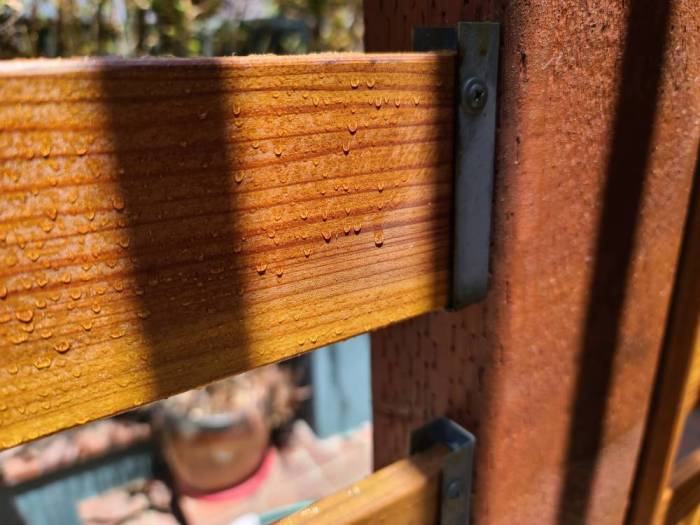 Horizontal wood fencing brackets linseed oil drip absorption
